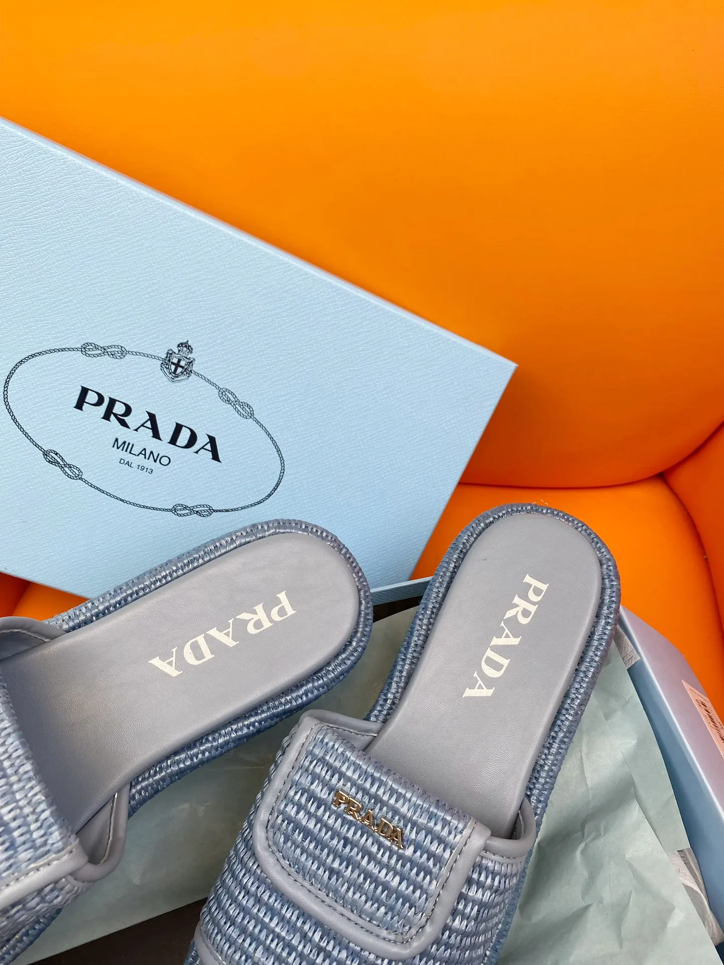 👟👟Ex-factory price 520👟👟 PRADA 2024ss raffia woven slippers This year's popular straw series, lazy people's must-have slippers are so good-looking on the feet. The whole pair of shoes is light, comfortable and bright colors meet the various choices of fashionable people of different styles! Original custom-made raffia Sheepskin lining 1:1 open mold outsole Size number: 35-39 (40 customizations are not returnable)
